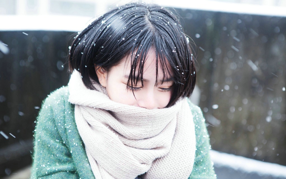 雪天内的短发森系精致五官美女写真