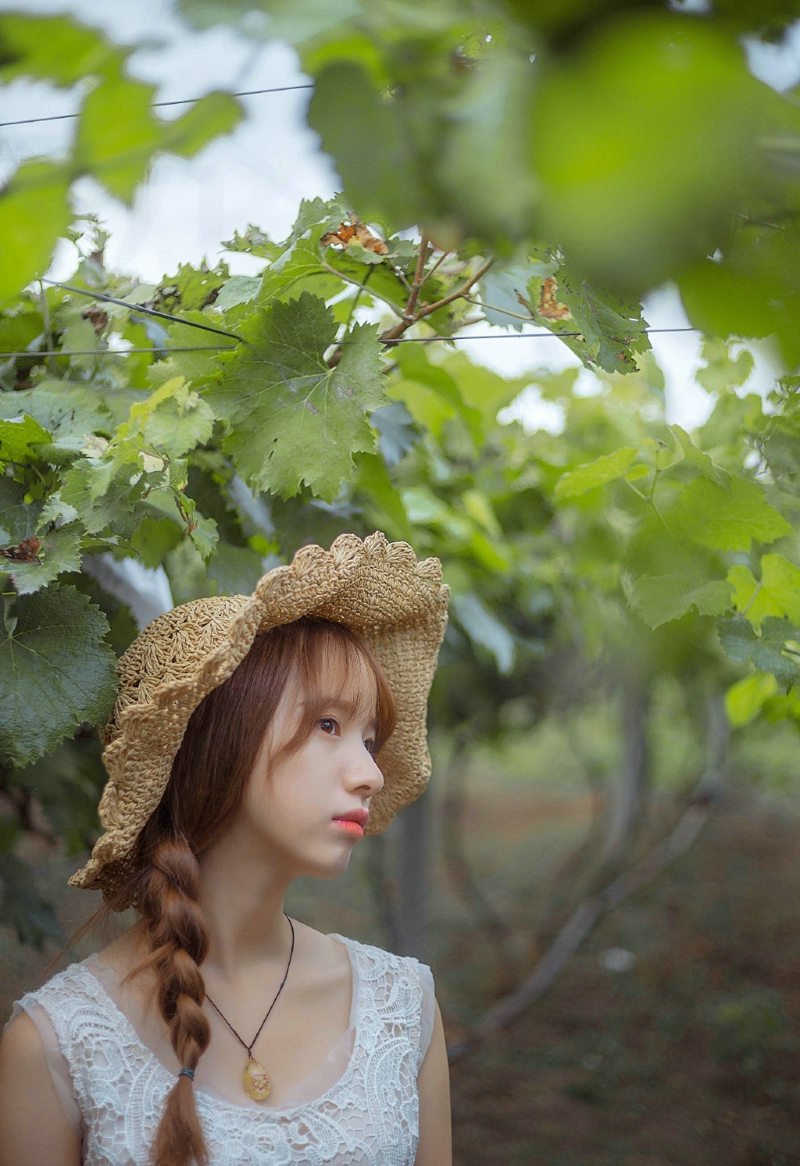 葡萄园内的清新气质美女养眼气质写真