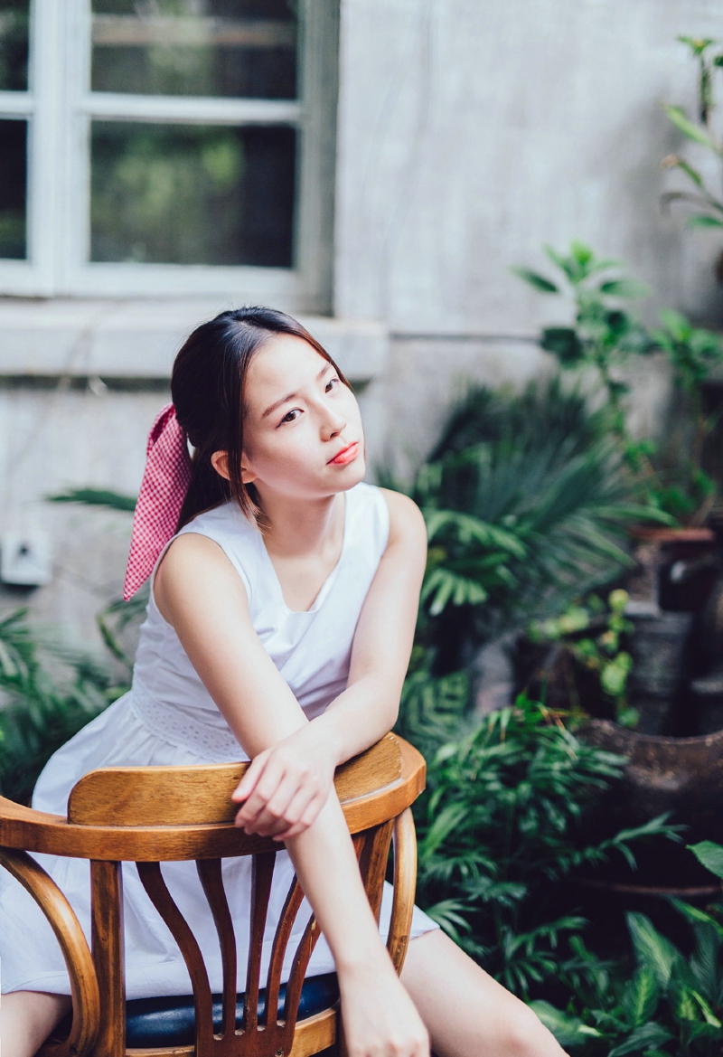 夜晚街头上的吊带红衣艳丽美女率性动人