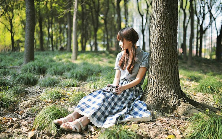 蓝色格子长裙森系美女户外感受自然的清新写真