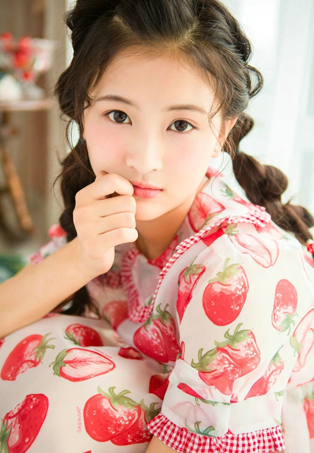 呆萌清纯甜点妹子可爱俏皮写真图片