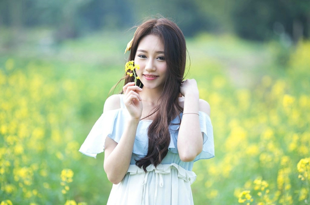 可爱美女唐雨辰清新油菜花写真