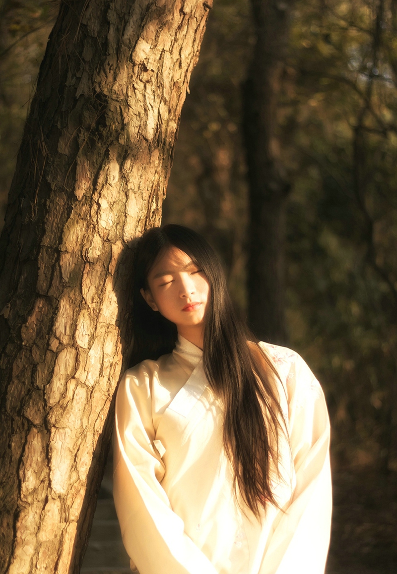 花丛中的毛衣美女气质眼神迷离写真