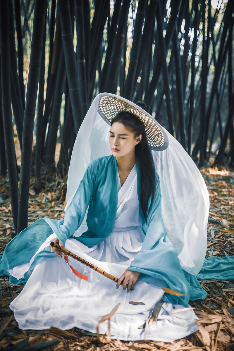 竹林里的古装美女阳光秀气唯美动人