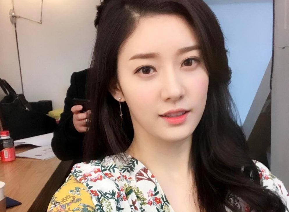 韩国女团“Baby Kara”成员Sojin生活自拍照