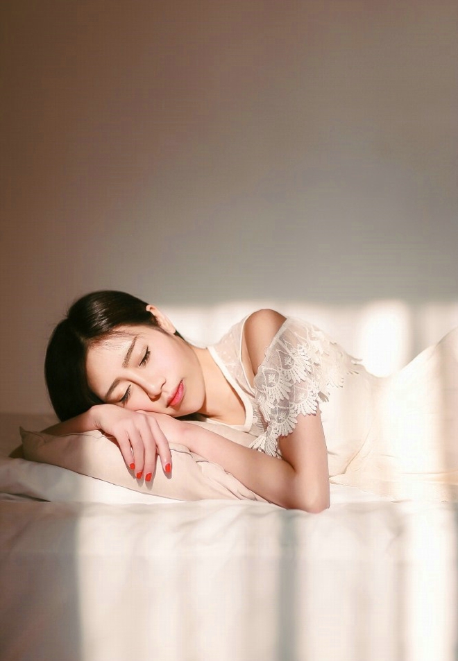 白皙清甜小美女闺房阳光写真