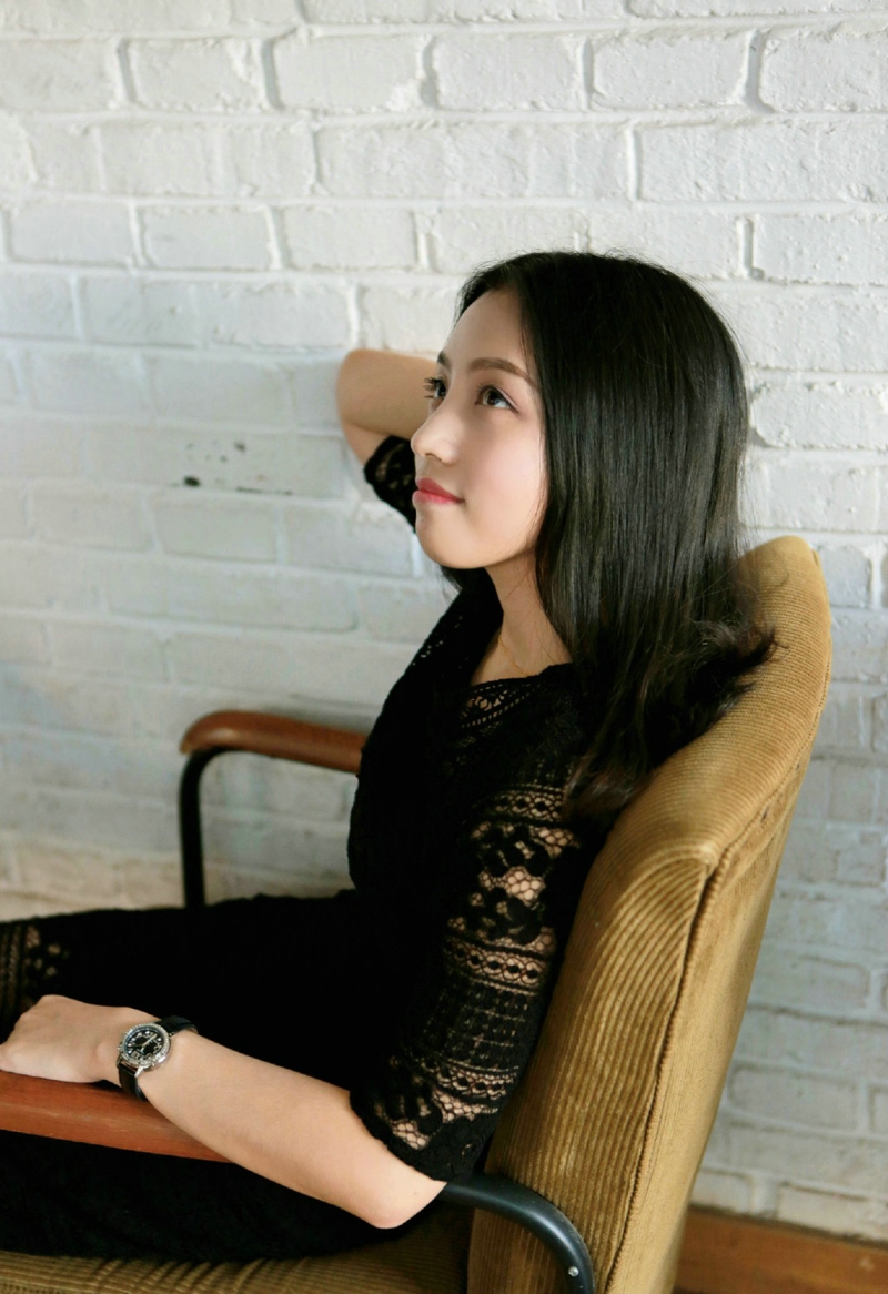 咖啡馆内的气质美女安静怡人