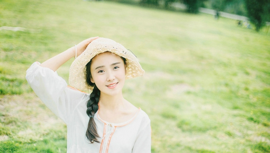 海岸礁石上的长发美女柔美秀发飘扬写真曝光