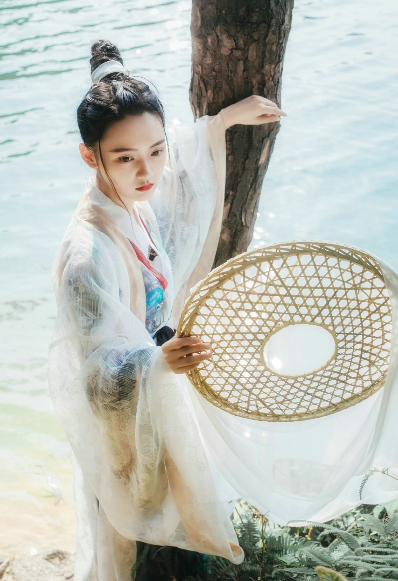 英伦风条纹衣美女养眼侧颜无敌写真美照