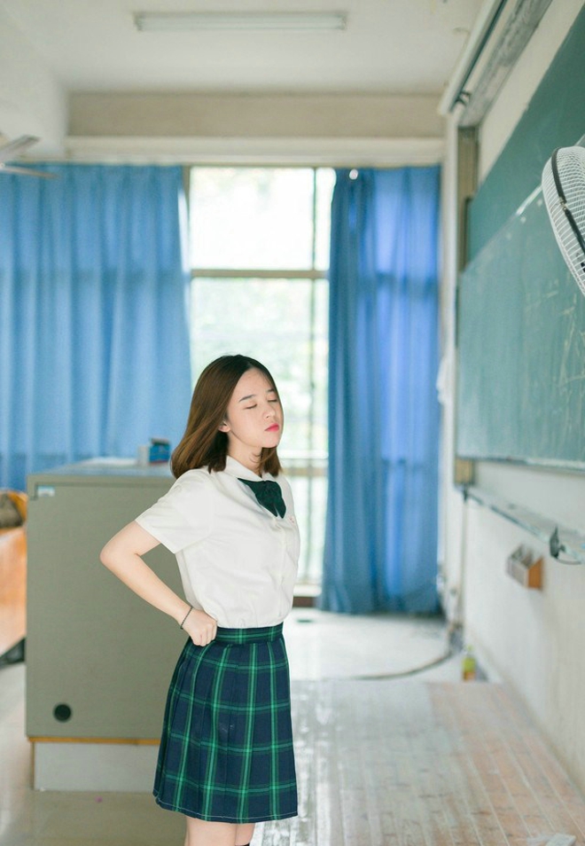 阳光乖巧文静女学生