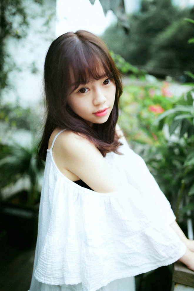 后花园里清纯娇羞可爱少女写真