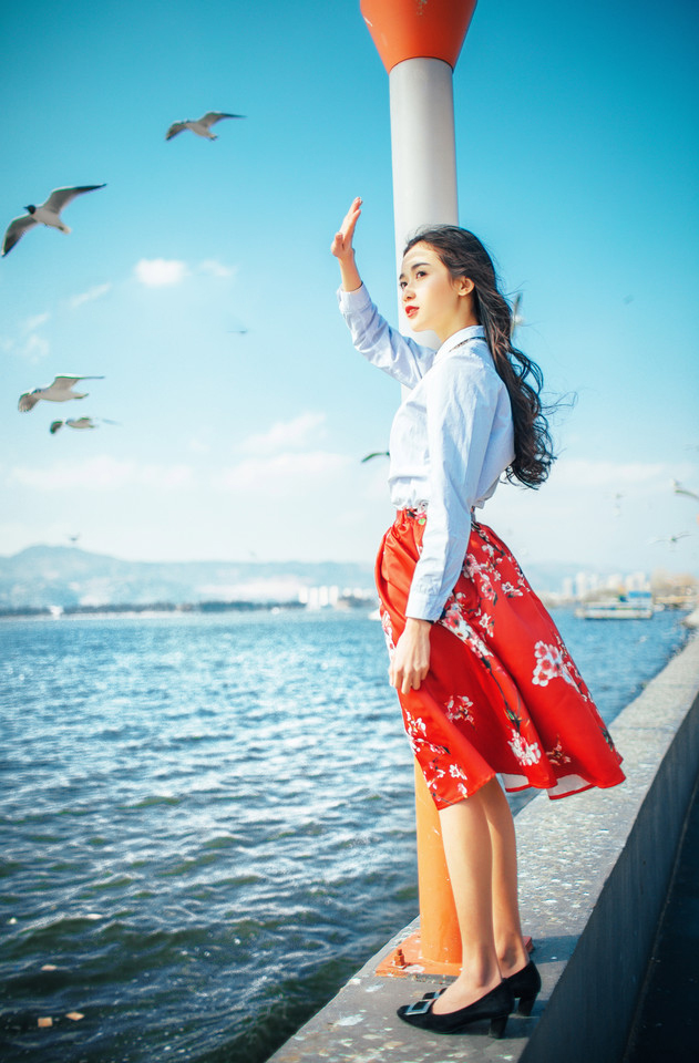 海边文艺美女自然随性鲜艳碎花裙飘逸迷人