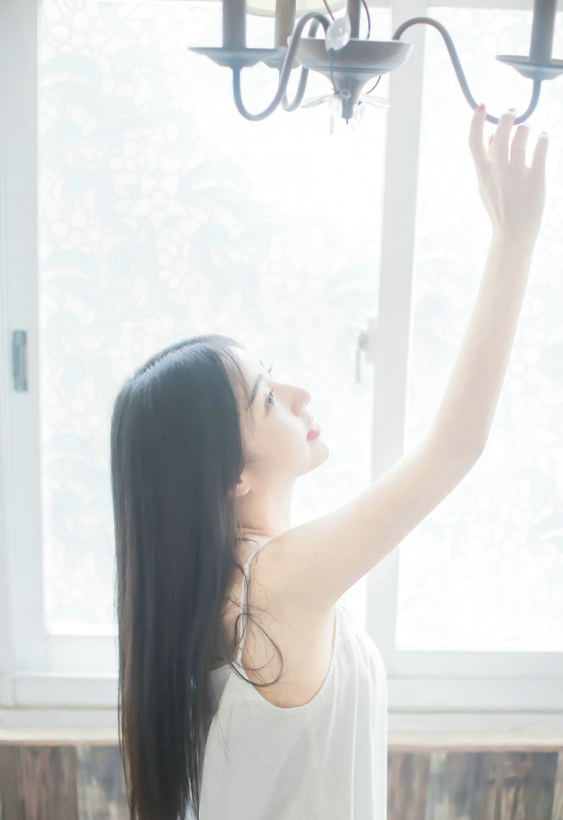 漂亮少女白裙养眼甜美笑容写真