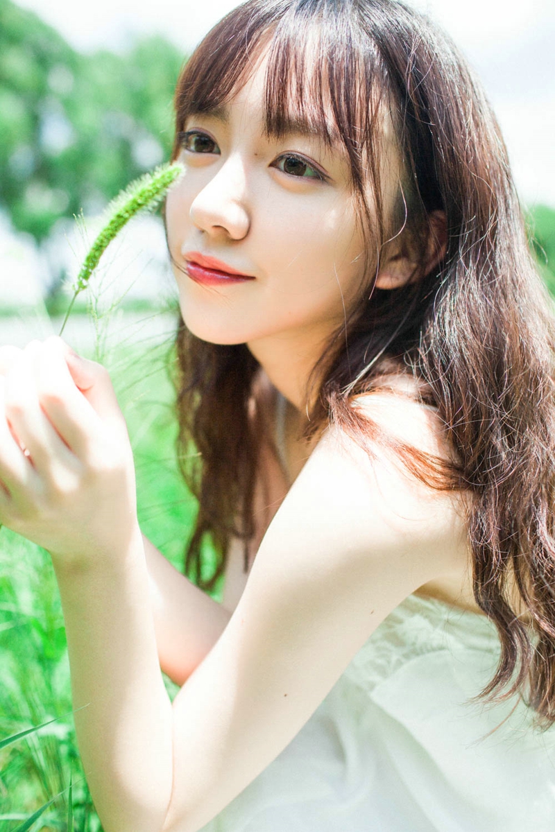 森林内的清新文艺少女漂亮脸蛋