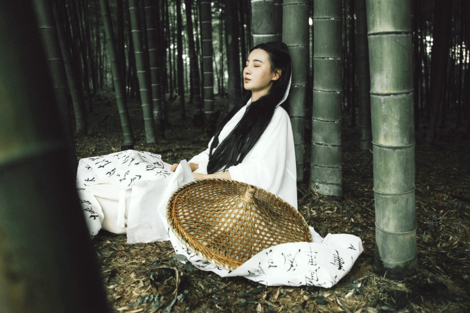 葡萄园内的清新气质美女养眼气质写真