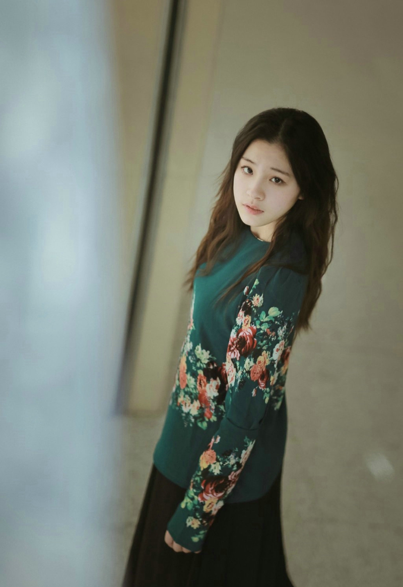 中国风卷发美女图书馆内素雅怡人