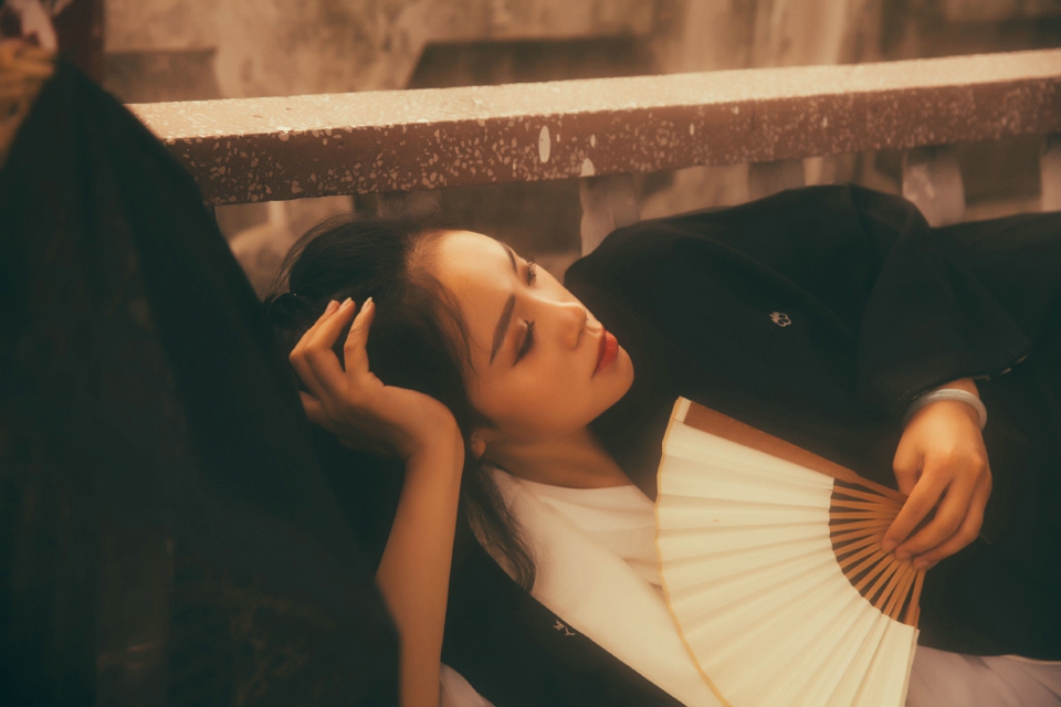 高颜值古装美女柔婉安静动人写真