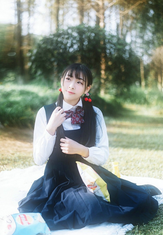 娇嫩俏皮薯片少女户外写真