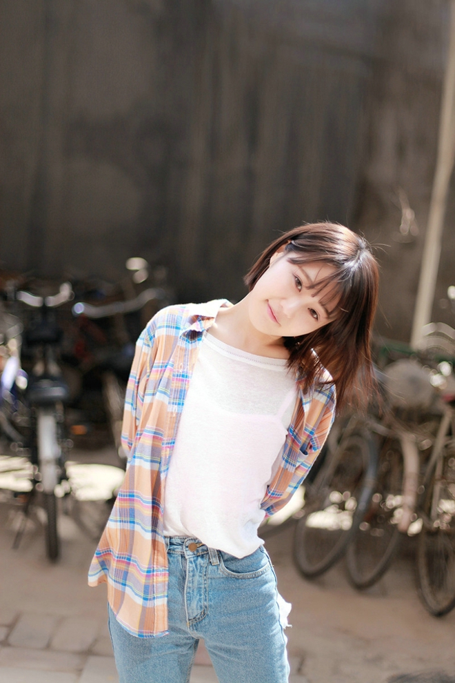 清纯短发妹子户外甜美娇巧唯美写真