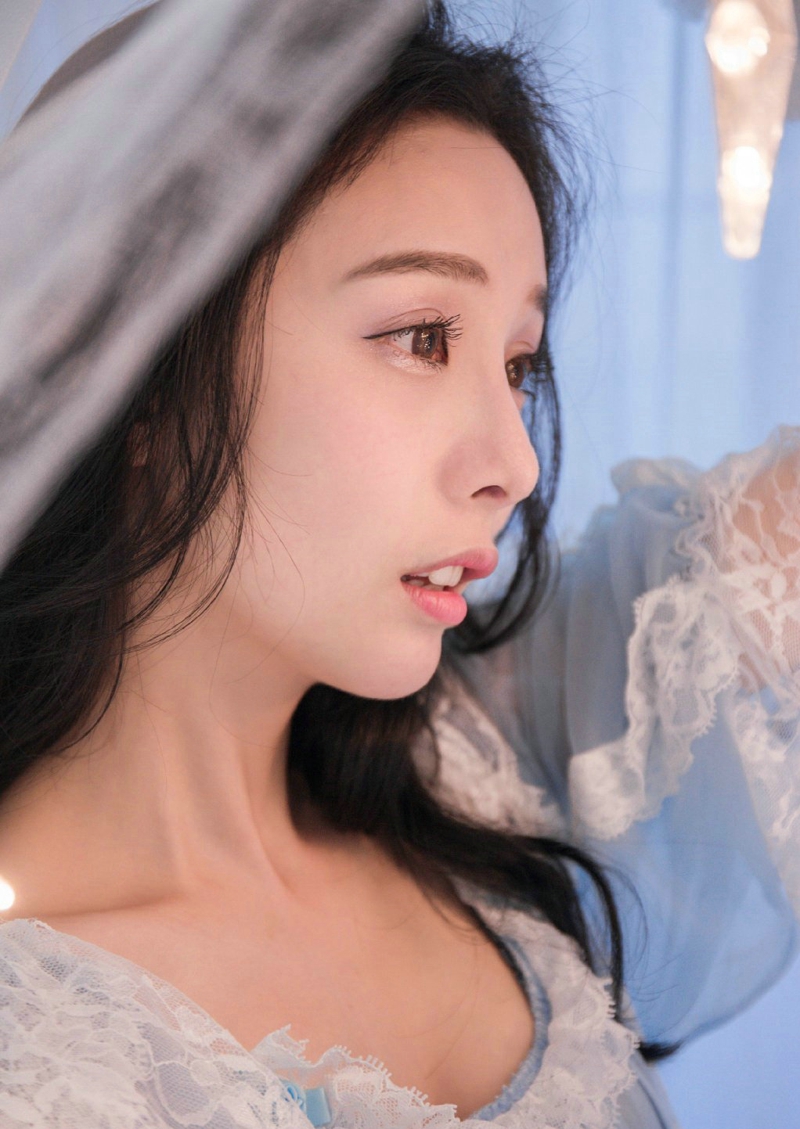 蓝调半丸子头妹子可爱表情包