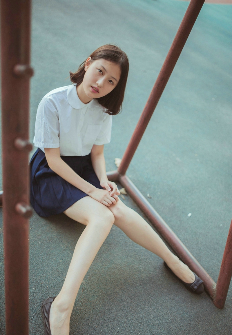 百褶裙短发美女纯真干净阳光写真