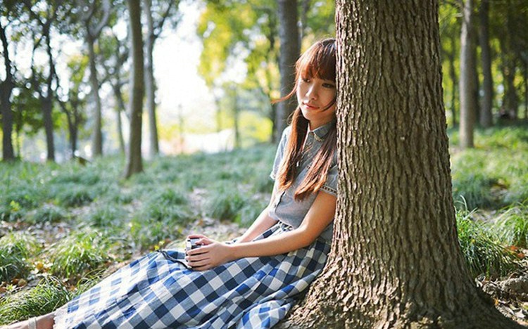 蓝色格子长裙森系美女户外感受自然的清新写真
