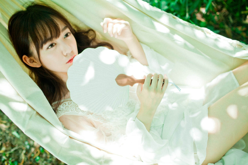 森林内的清新文艺少女漂亮脸蛋