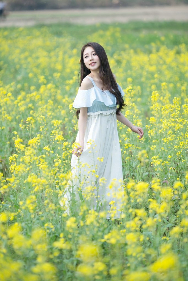 可爱美女唐雨辰清新油菜花写真