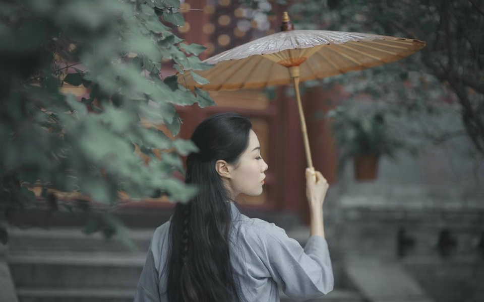 宁静深山处的素雅美女