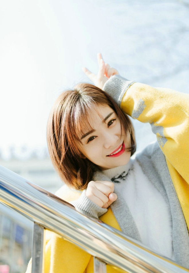 阳光甜美元气少女走街