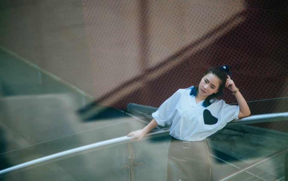 葡萄园内的清新气质美女养眼气质写真