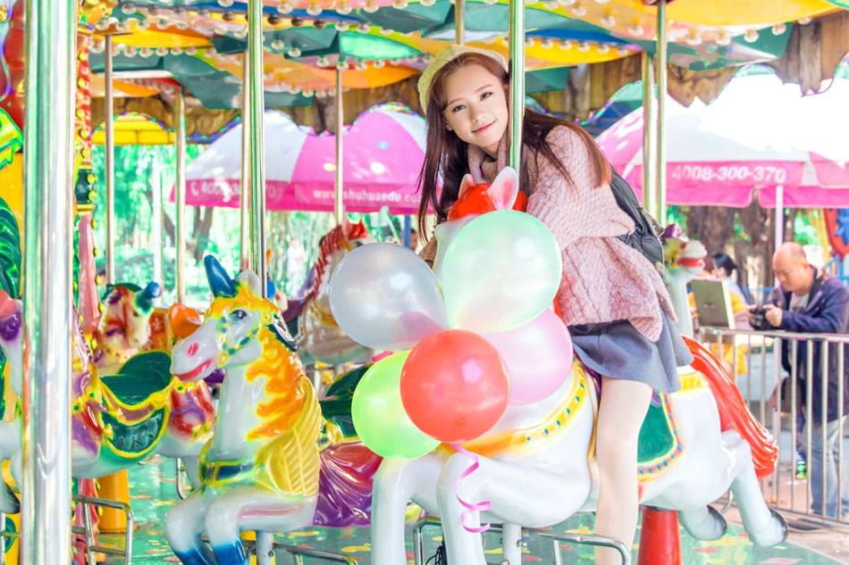 清凉夏日麻花辫少女面若桃花大口吃瓜