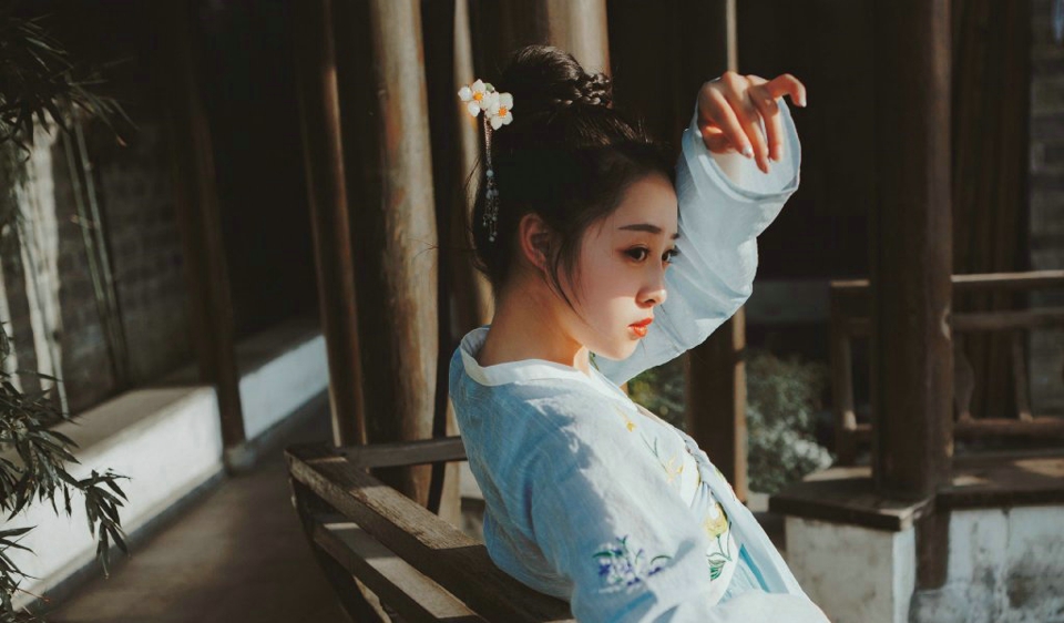 柔美汉服美女逆光下美腻迷人