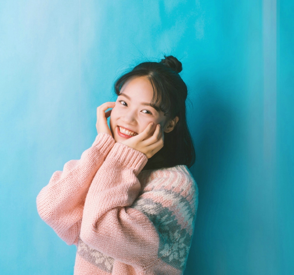 蓝调半丸子头妹子可爱表情包