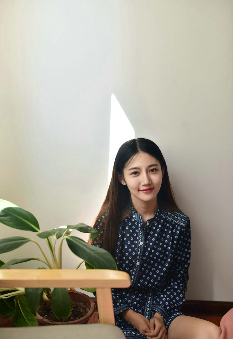 阳光下的连衣裙麻花辫美女靓丽吸睛