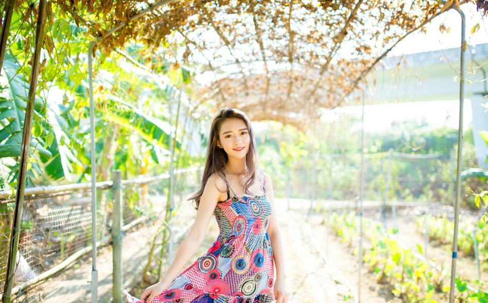 阳光下草帽美女海边风吹唯美写真