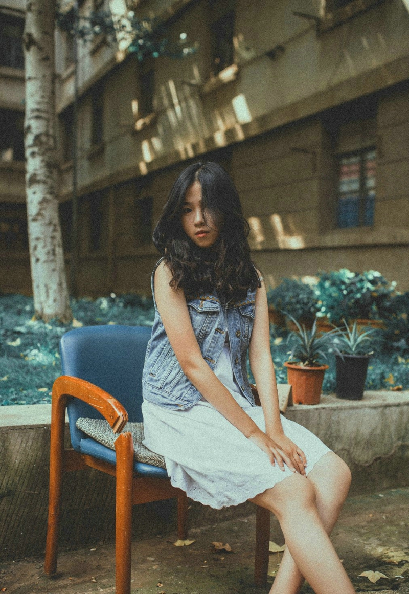 忧郁气质卷发美女自然随性写真