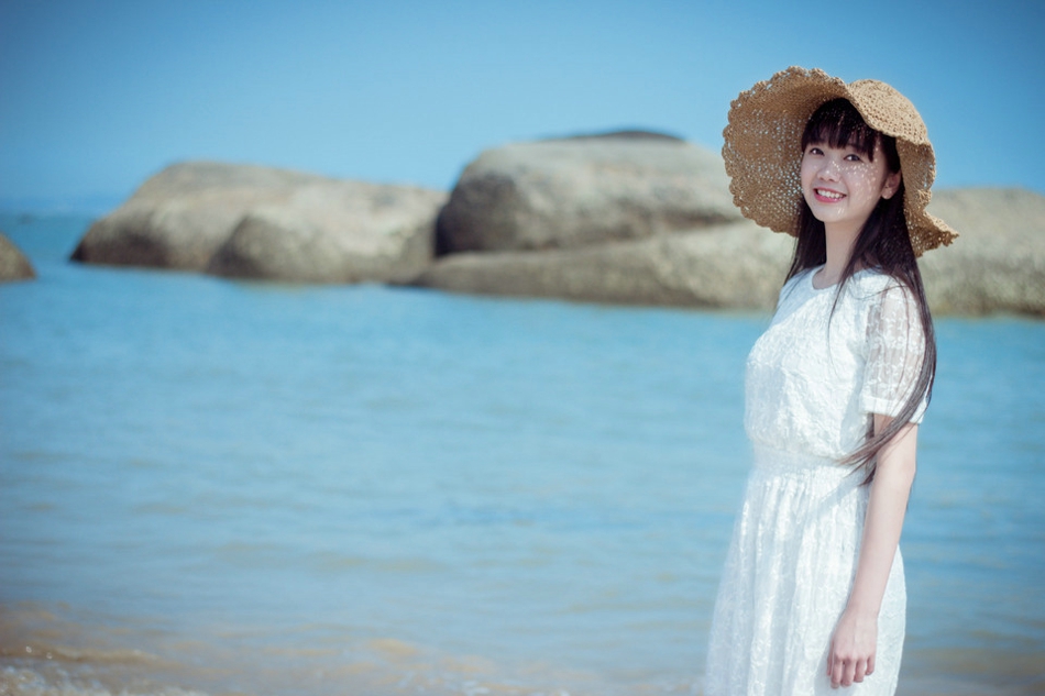 笑靥如花草帽美女海风扬起你的长发清纯写真