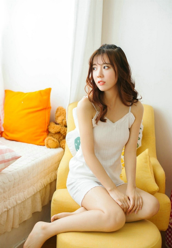 俏皮甜点女孩橘色下午清新写真