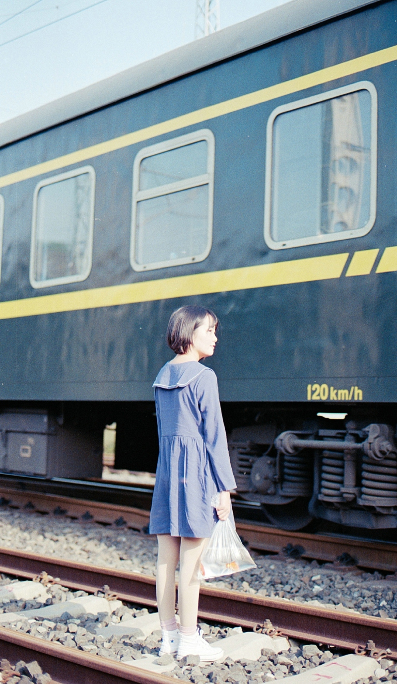 铁轨上的短发金鱼少女清新秀气写真