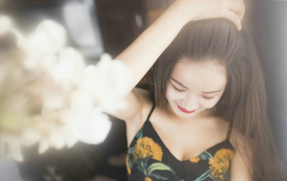 白皙美艳少女漂亮脸蛋笑脸迷人