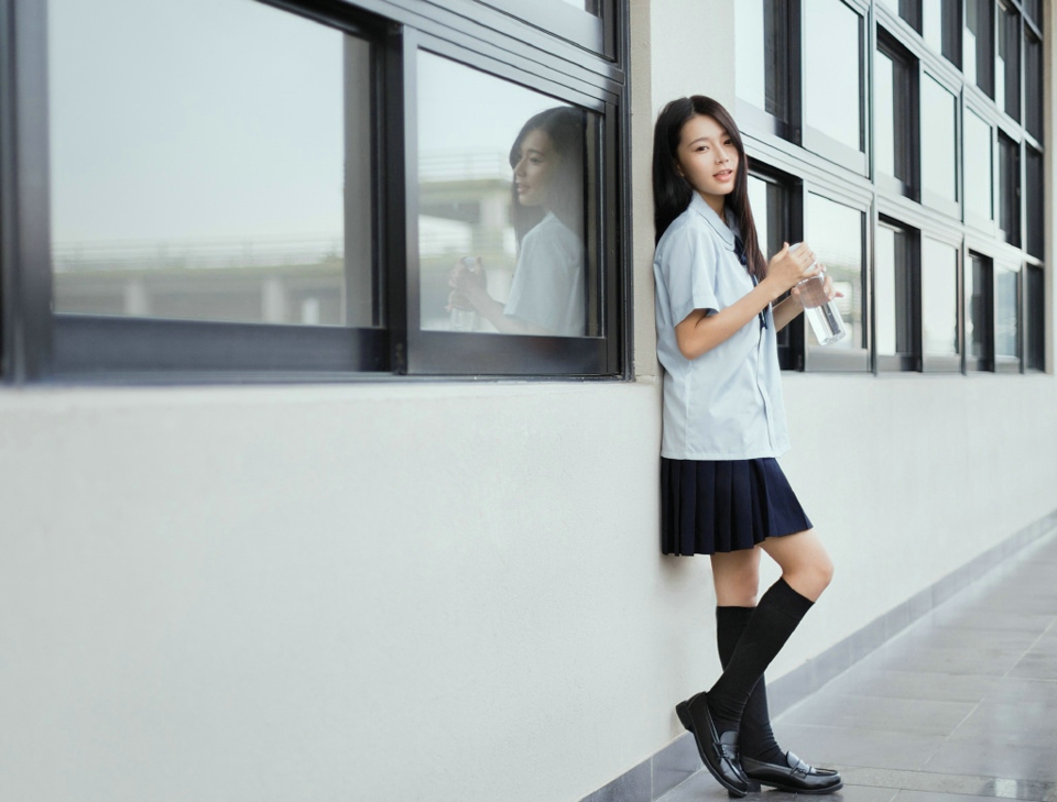 森林内的清新文艺少女漂亮脸蛋