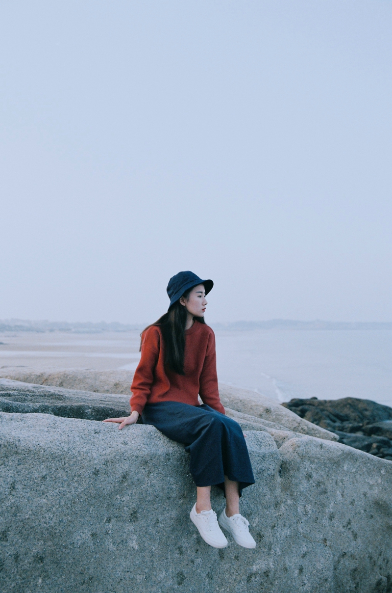 海岸边的森系美女海岸边思绪万千