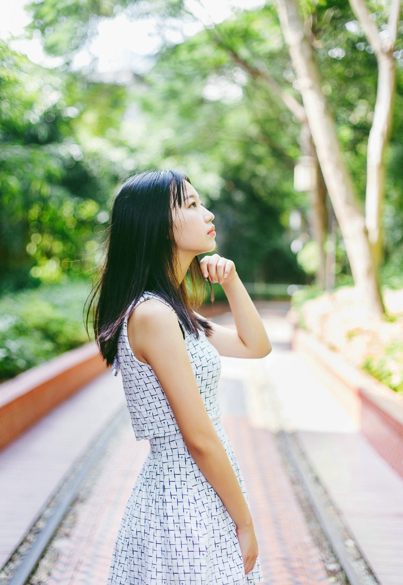 清纯氧气少女户外活力俏皮写真