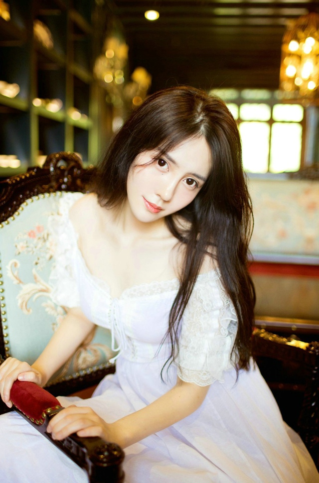 复古私房内裸肩白裙美女气质温婉