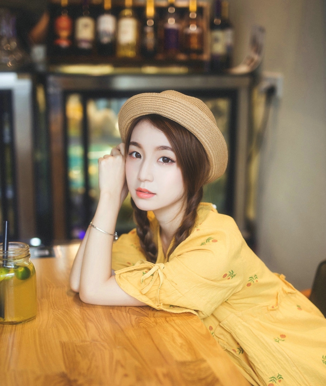 小黄衣悠闲美女艺术图片