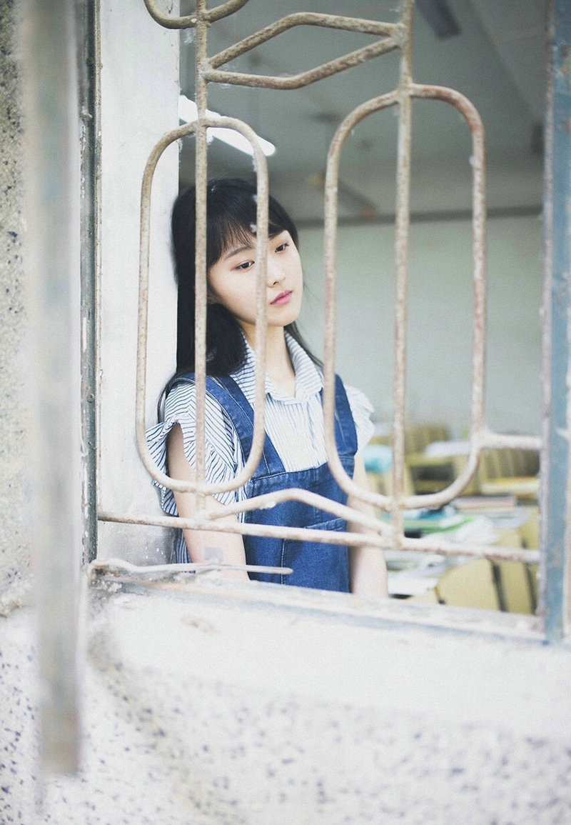 清纯背带裤美女吐舌卖萌可爱纯真