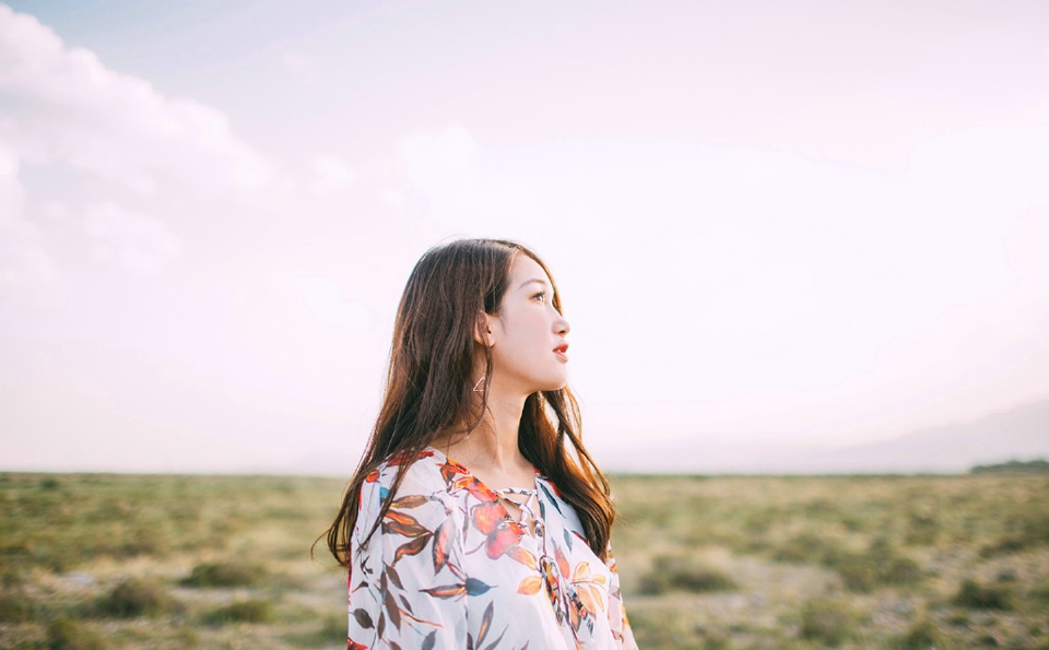 黄昏下的气质女神碎花长裙耀眼吸睛