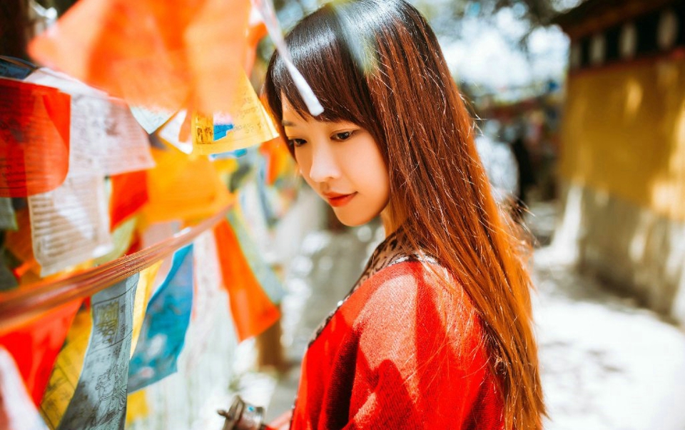 柔美姑娘旅拍民族风披肩明媚动人写真