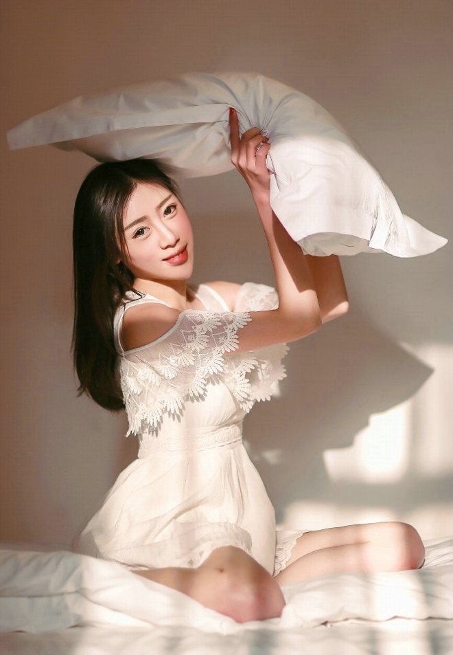 白皙清甜小美女闺房阳光写真
